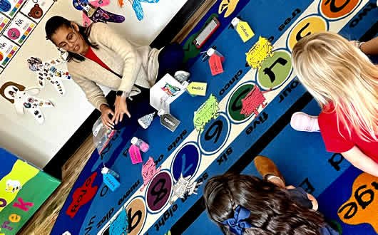 Using colorful emotion figures helps children explore feelings and learn emotional awareness from an early age.